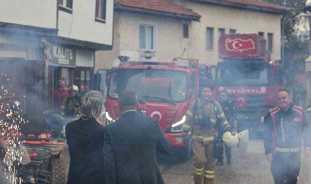 İtfaiyeciler yangın beklerken kutlamayla karşılaştı