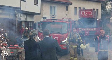 İtfaiyeciler yangın beklerken kutlamayla karşılaştı