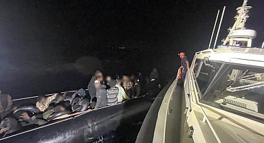 İzmir açıklarında 56 düzensiz göçmen yakalandı