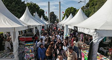 İzmir Kültürpark'ta kitap ve yazar buluşmaları sürüyor