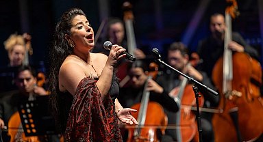 İzmir Oda Orkestrası yeni sezonu Zeytin Sahne'de açtı