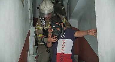 İzmir'de korkutan ev yangını: 1'i çocuk 2 kişi dumandan etkilendi