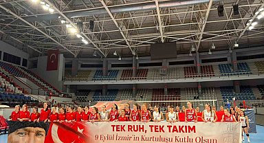 İzmir'in kurtuluşu voleybolda dostluk maçıyla kutlandı
