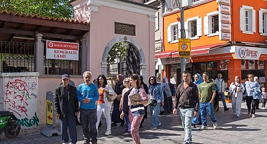 İzmir'in emeklileri kenti keşfediyor