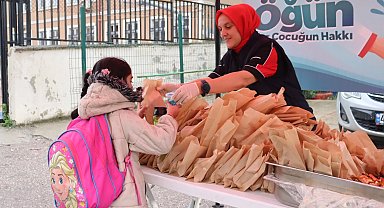 İzmit Belediyesi'nden öğrencilere pizza ve ayran ikramı