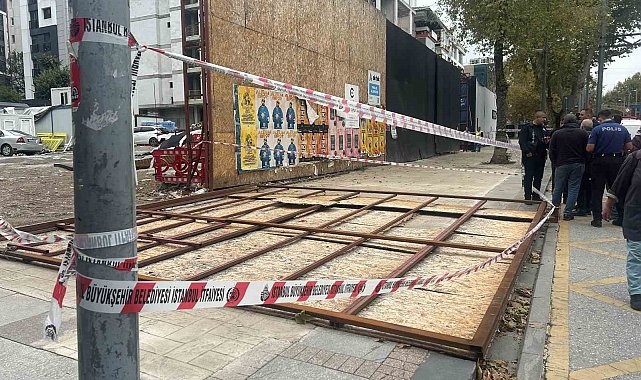 Kadıköy'de inşaatın dış koruma kaplaması vatandaşların üzerine düştü: 2 yaralı