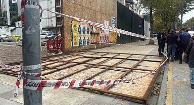Kadıköy'de inşaatın dış koruma kaplaması vatandaşların üzerine düştü: 2 yaralı