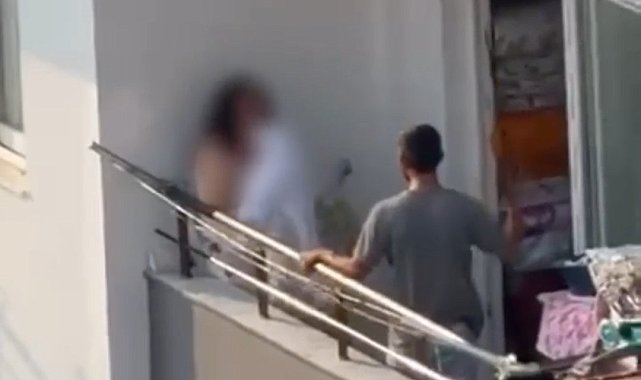 Kadını balkonda sopa ile darp etti