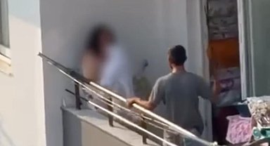 Kadını balkonda sopa ile darp etti