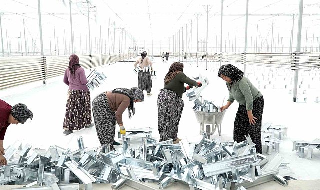 Kadınlar çalışacakları serayı kendileri yapmaya başladı