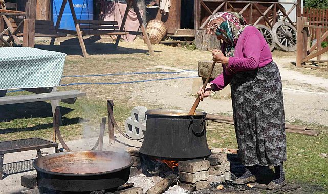 Kadınların kış mesaisi başladı: Elmalar kazanlarda pekmeze dönüşüyor