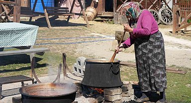Kadınların kış mesaisi başladı: Elmalar kazanlarda pekmeze dönüşüyor