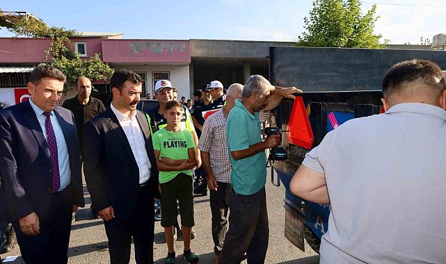 Kahta'da trafik güvenliği için çiftçilere reflektör dağıtıldı