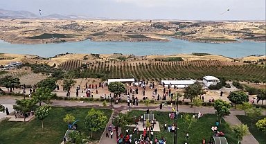 Kahta'da uçurtmalar Gazze'deki çocuklar için uçtu