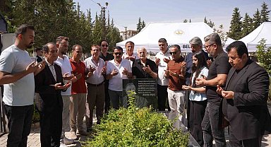 Kahtalı Mıçe, mezarı başında sanatçı dostlarının katılımıyla anıldı