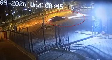 Kaldırımdan seken otomobil 1 metrelik duvarı aştı: O anlar kamerada