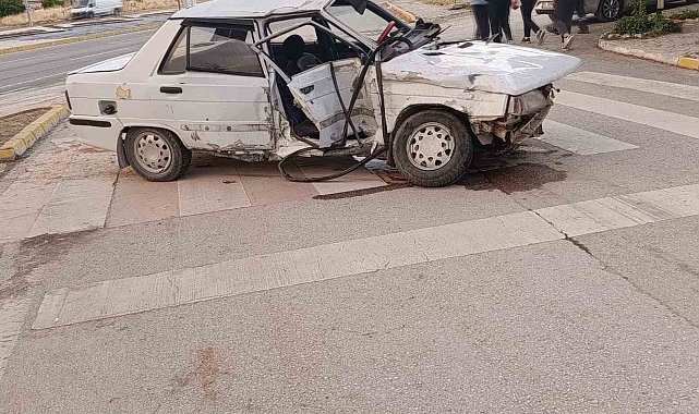Kamyonetle otomobille çarpıştı: 3 yaralı