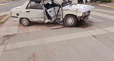 Kamyonetle otomobille çarpıştı: 3 yaralı