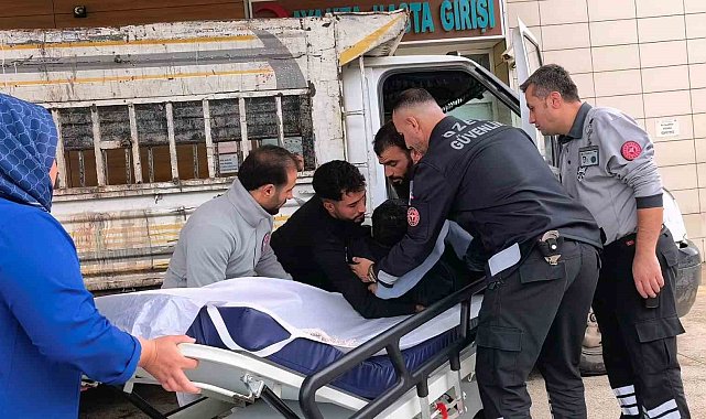 Kamyonetten düşen genç yaralandı