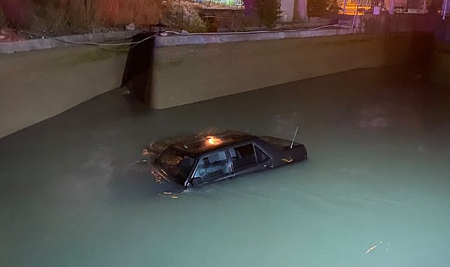 Kanala düşen otomobil, vinçle aracın üzerine inen şahsın halat takmasıyla kurtarıldı