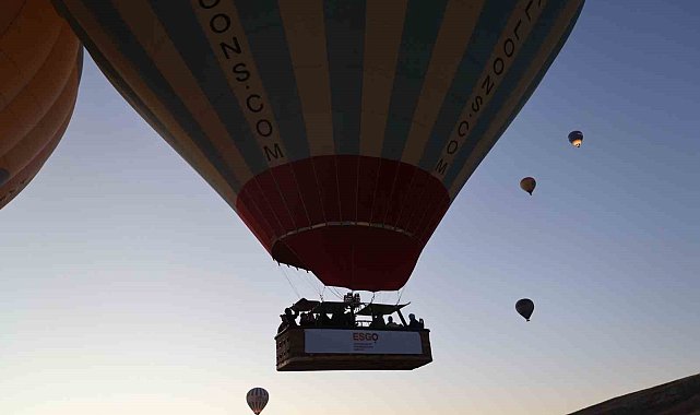 Kapadokya'da balonlar rahim ağzı kanserine karşı farkındalık için havalandı