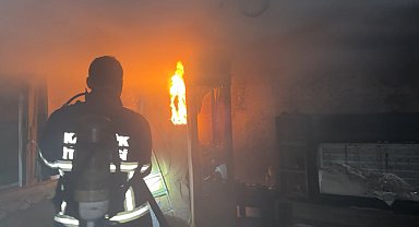 Karabük'te apartman yangınında 2 kişi dumandan etkilendi