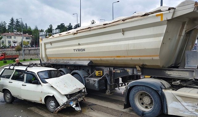 Karabük'te kırmızı ışık ihlali kazaya neden oldu: 2 yaralı