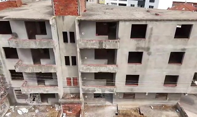 Karacabey'de 30 yıldır tamamlanmayı bekleyen bina mahalleliyi tedirgin ediyor