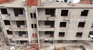 Karacabey'de 30 yıldır tamamlanmayı bekleyen bina mahalleliyi tedirgin ediyor