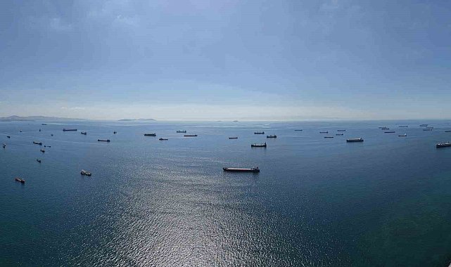 Karadeniz'deki saldırı riski nedeniyle ilerleyemeyen gemiler, İstanbul açıklarını adeta otoparka çevirdi