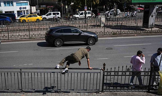 Karaköy'de yayaların bariyerlerle imtihanı, alt geçit var, kısa yol yok