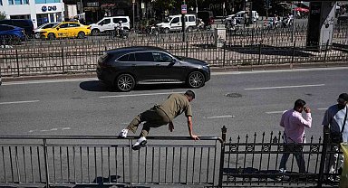 Karaköy'de yayaların bariyerlerle imtihanı, alt geçit var, kısa yol yok