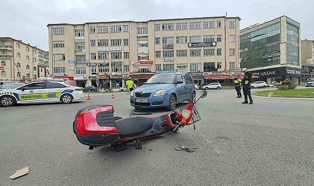 Karaman'da otomobil ile elektrikli bisiklet çarpıştı: 83 yaşındaki sürücü yaralandı