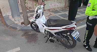 Karaman'da otomobilin kapısına çarpan motosiklet devrildi: 2 yaralı