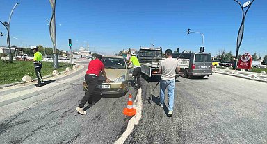 Karaman'da yola dökülen yağ kazaya neden oldu