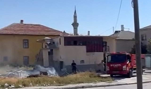 Karapınar'da iki ayrı ot yangını paniğe neden oldu