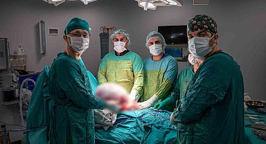 Karın ağrısı ve şişkinlikle başvurdu 15 kilogramlık kitle çıkarıldı