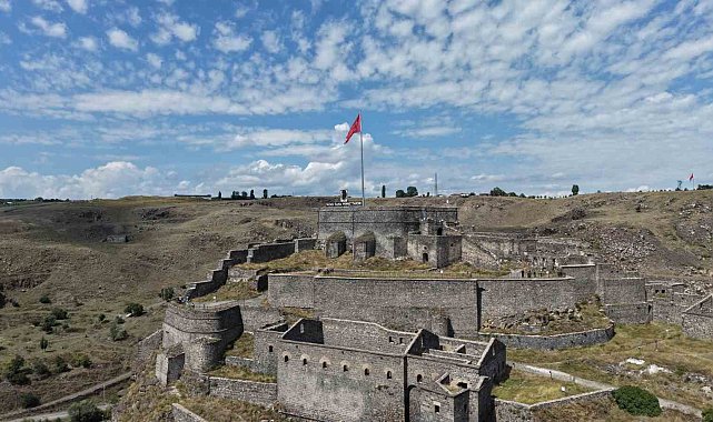 Kars'ın zirvesinde 900 yıllık tarih: Kars Kalesi ihtişamıyla büyülüyor