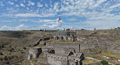 Kars'ın zirvesinde 900 yıllık tarih: Kars Kalesi ihtişamıyla büyülüyor