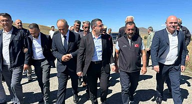 Kars'ta köy yolları silindirle sıkıştırılmış betonla yenileniyor: Bulanık'ta 5 kilometre tamamlandı