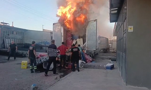 Kars'ta nakliye kamyonu alev alev yandı: Ev eşyaları kullanılamaz hale geldi