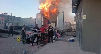 Kars'ta nakliye kamyonu alev alev yandı: Ev eşyaları kullanılamaz hale geldi