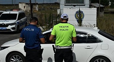 Kars'ta trafik ekiplerinden karayollarında sıkı denetim: "Hızınızı düşürün, kemerinizi takın"