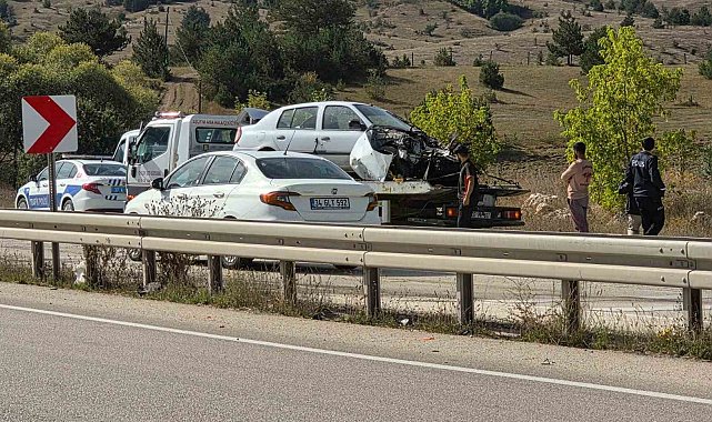 Kastamonu'da elektrik direğine çarpan otomobil hurdaya döndü: 2 yaralı