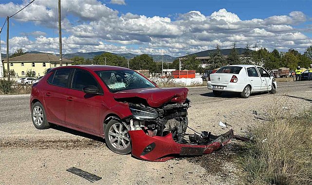 Kastamonu'da iki otomobil çarpıştı: 3 yaralı