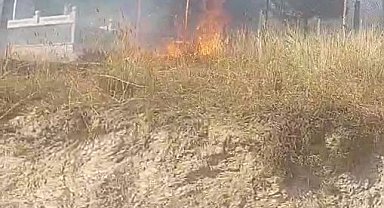 Kastamonu'da otluk alanda çıkan yangın mezarlara zarar verdi