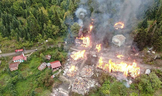 Kastamonu'daki köy yangınına müdahale sürüyor: 8 ev yanıyor