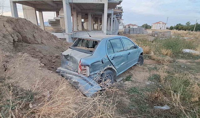 Kavşakta çarpışan araçlar savruldu: 2 yaralı
