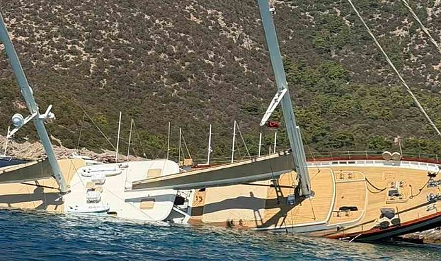 Kayalıklara vurup yan yatan teknedeki 11 kişi kurtarıldı