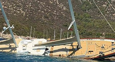 Kayalıklara vurup yan yatan teknedeki 11 kişi kurtarıldı